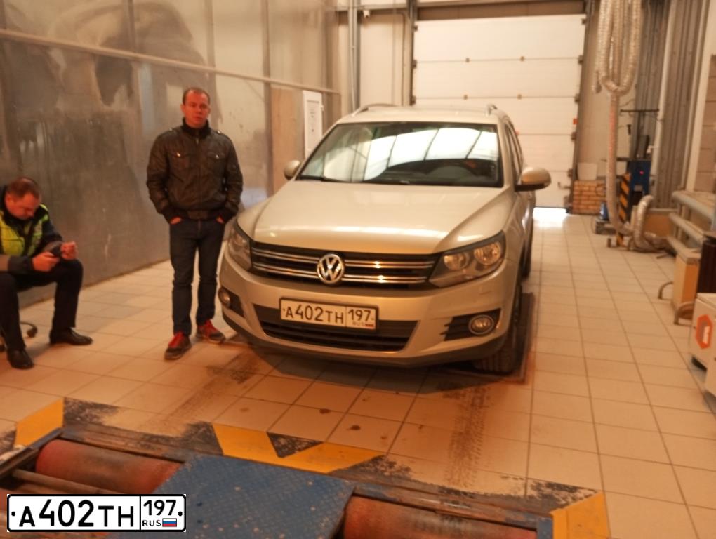 Фото автомобиля VOLKSWAGEN TIGUAN, 2012 — госномер А402ТН197. Цвет: Серый