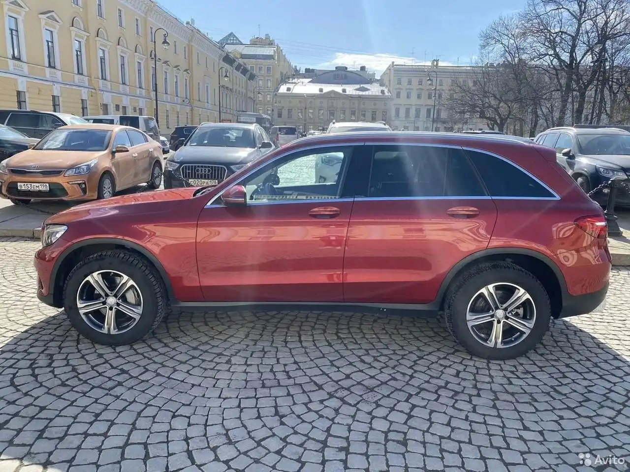 Фото автомобиля JAGUAR F-PACE, 2019 — госномер Т063УМ198. Цвет: Темно-синий