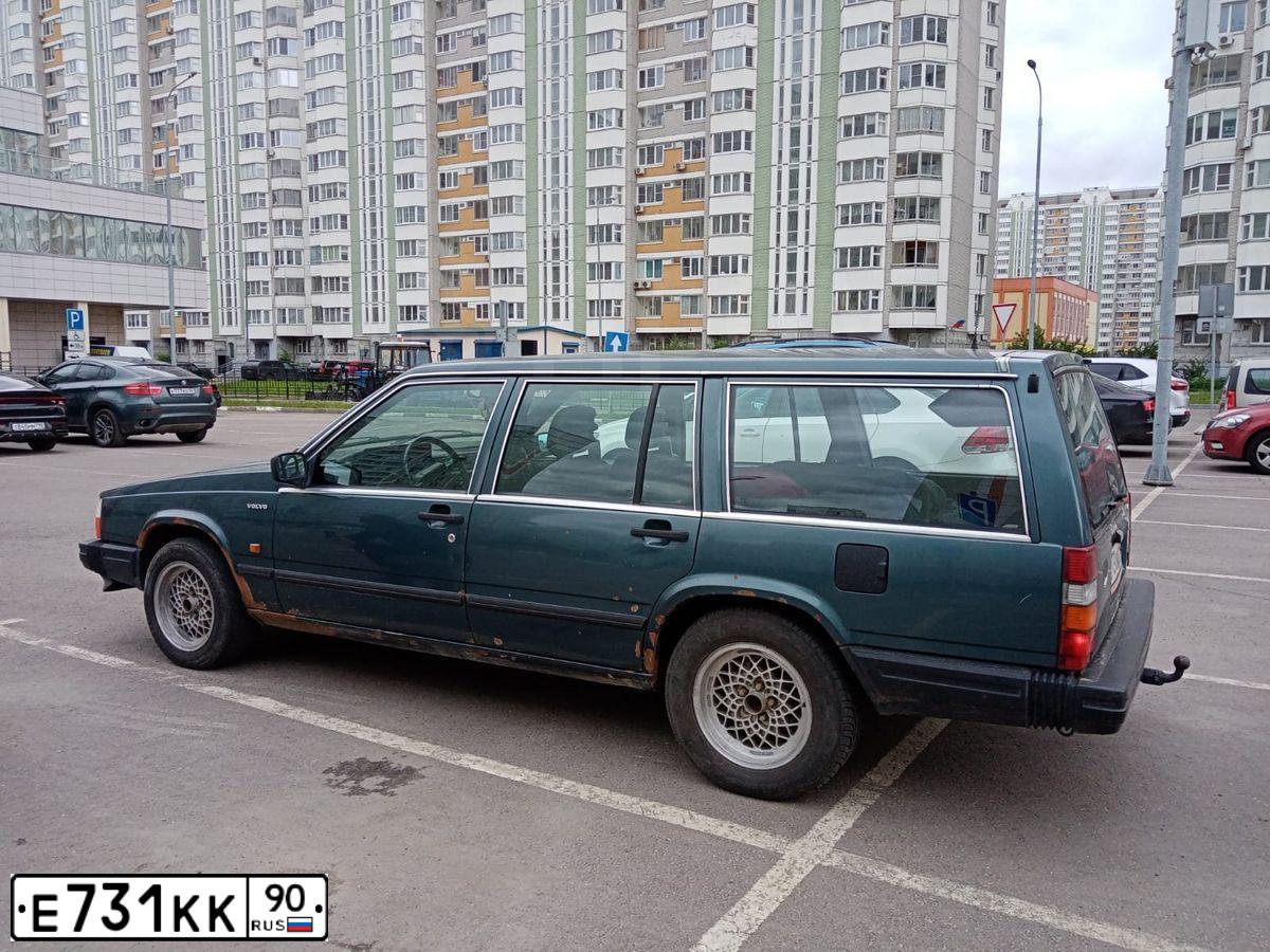 Фото автомобиля VOLVO 740, 1987 — госномер Е731КК90. Цвет: СИНИЙ