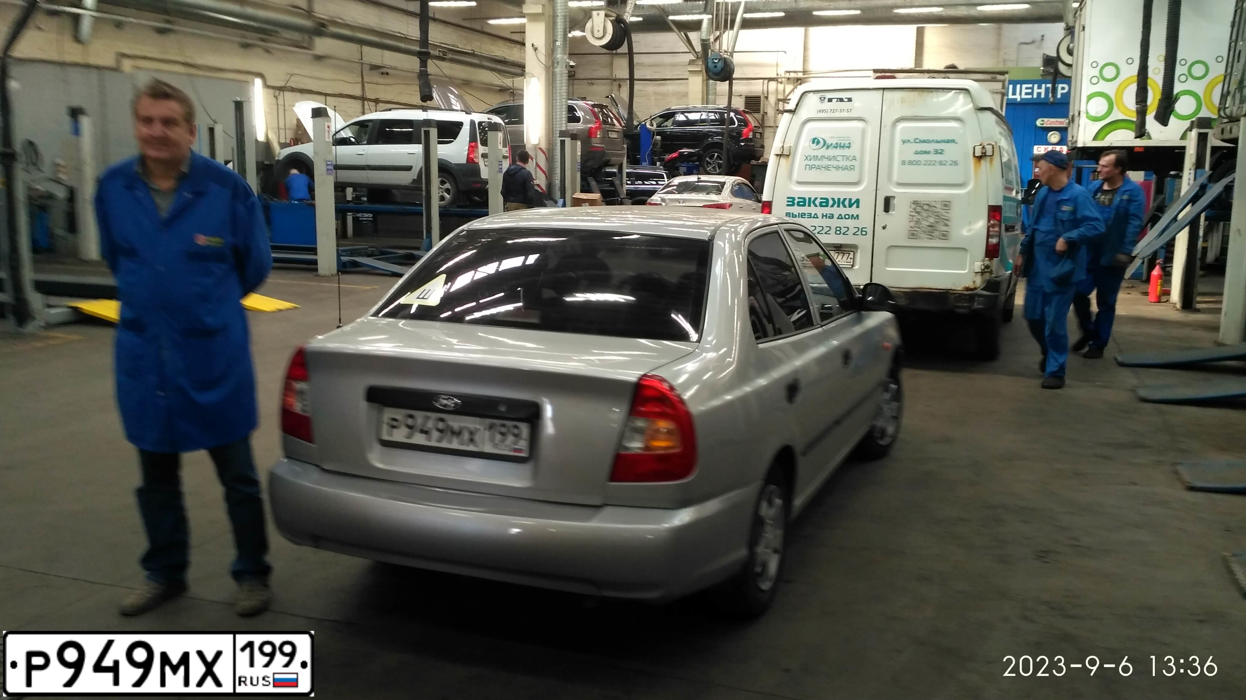 Фото автомобиля TAGAZ ACCENT, 2005 — госномер Р949МХ199. Цвет: Серебристый