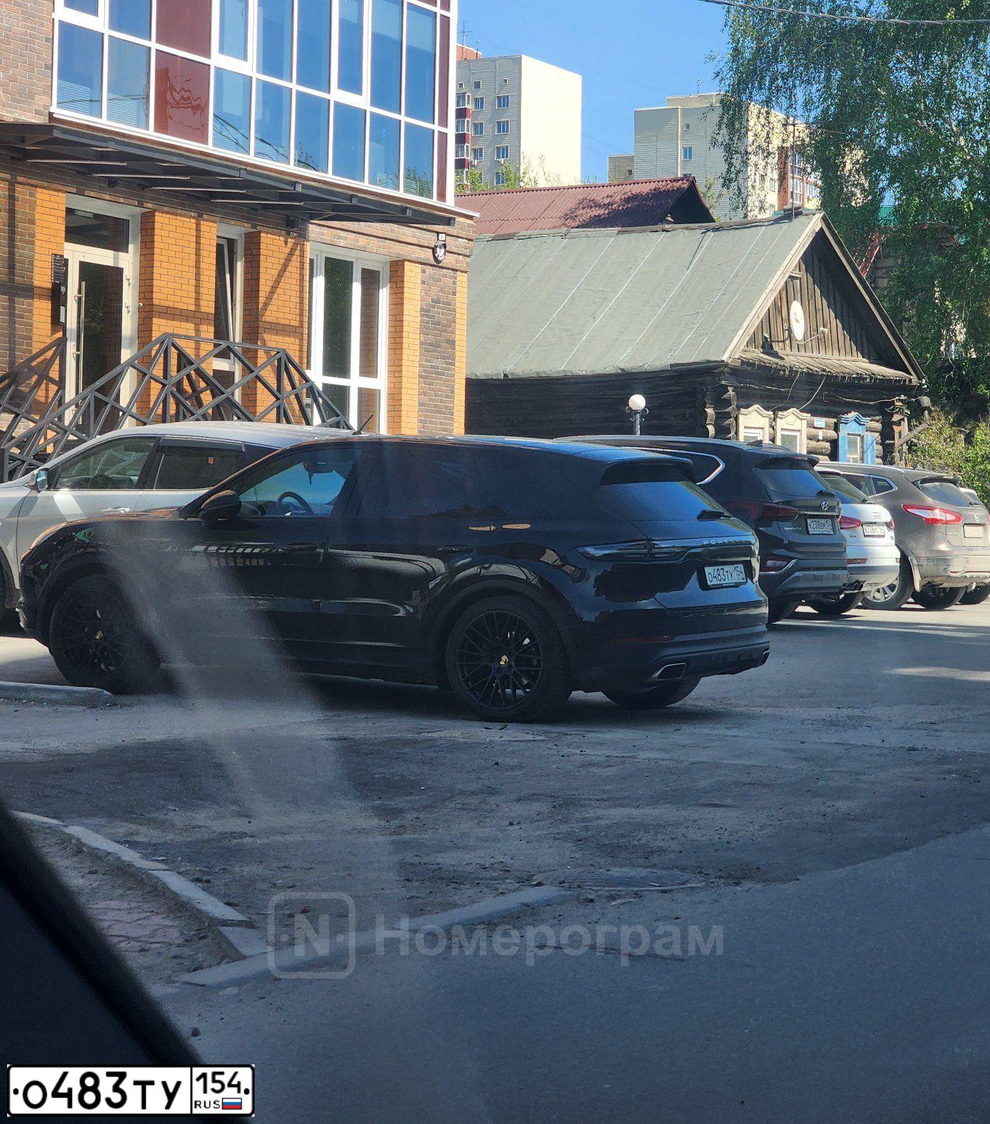 Фото автомобиля PORSCHE CAYENNE, 2019 — госномер О483ТУ154. Цвет: ЧЕРНЫЙ