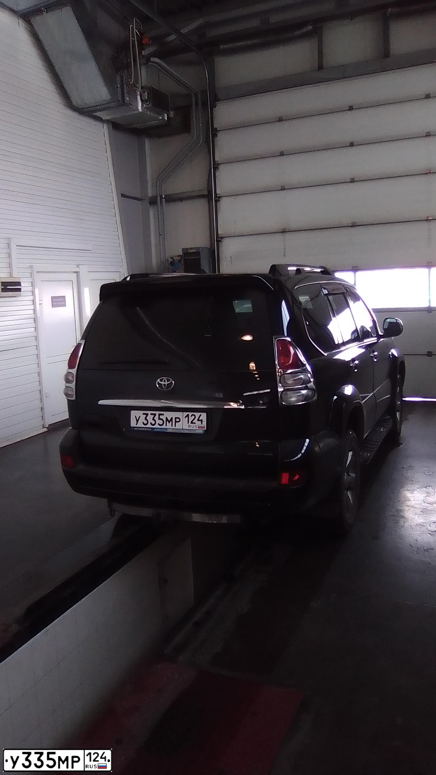 Фото автомобиля TOYOTA LANDCRUISER, 2007 — госномер У335МР124. Цвет: ЧЕРНЫЙ