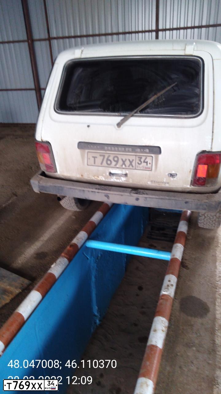 Фото автомобиля LADA 2121 NIVA, 2001 — госномер М948НМ30. Цвет: ЯРКО БЕЛЫЙ