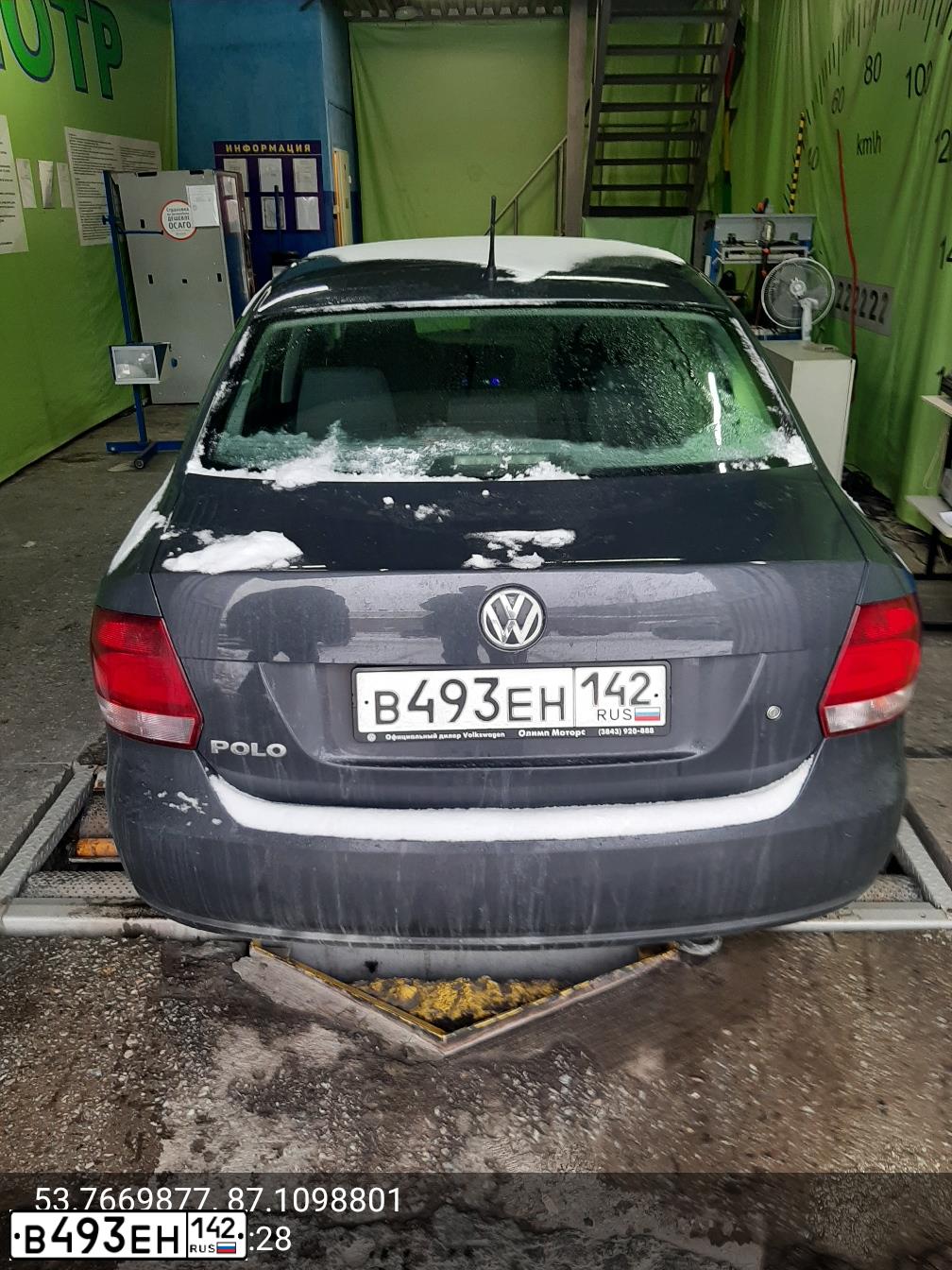 Фото автомобиля VOLKSWAGEN POLO, 2014 — госномер В493ЕН142. Цвет: СЕРЫЙ