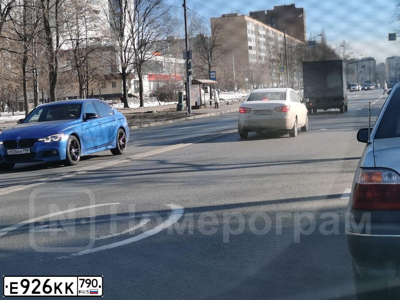 Фото автомобиля BMW SERIE 3, 2017 — госномер О520МХ797. Цвет: синий