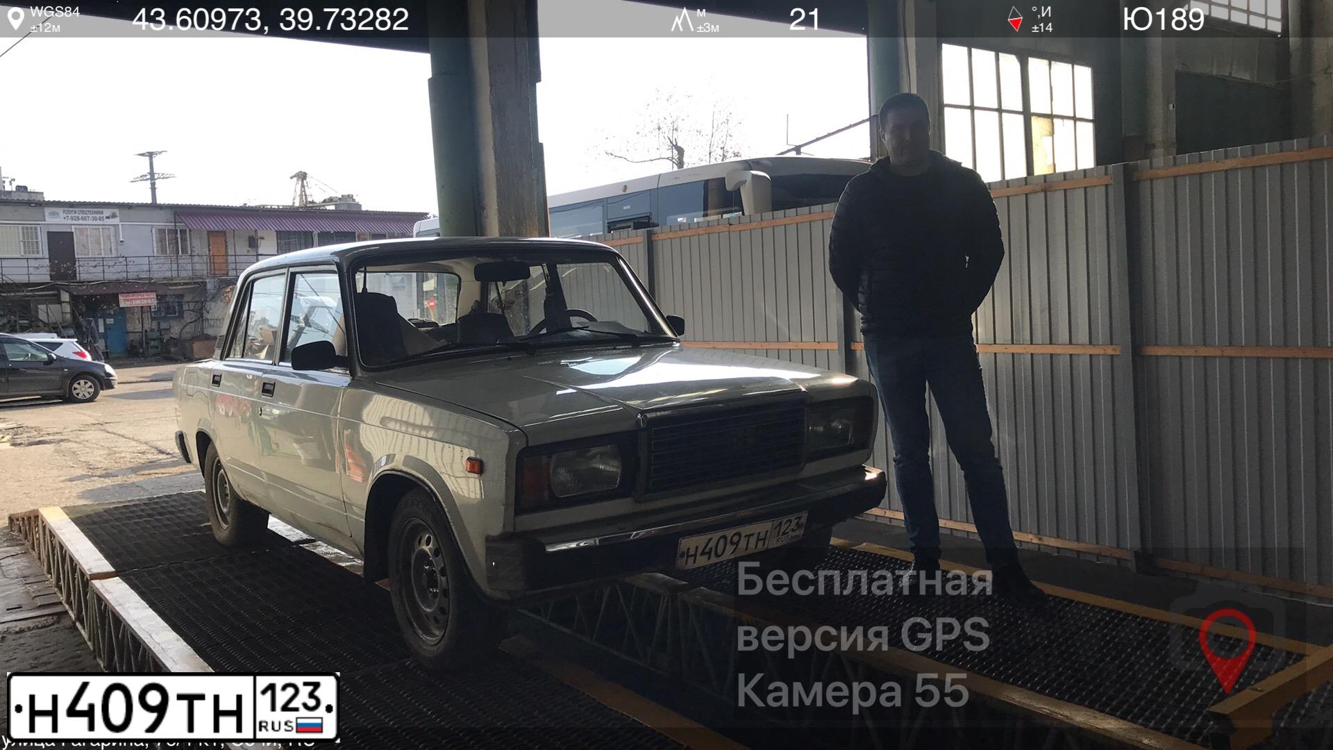 Фото автомобиля LADA 2107, 2010 — госномер Е077АО18. Цвет: БЕЛЫЙ