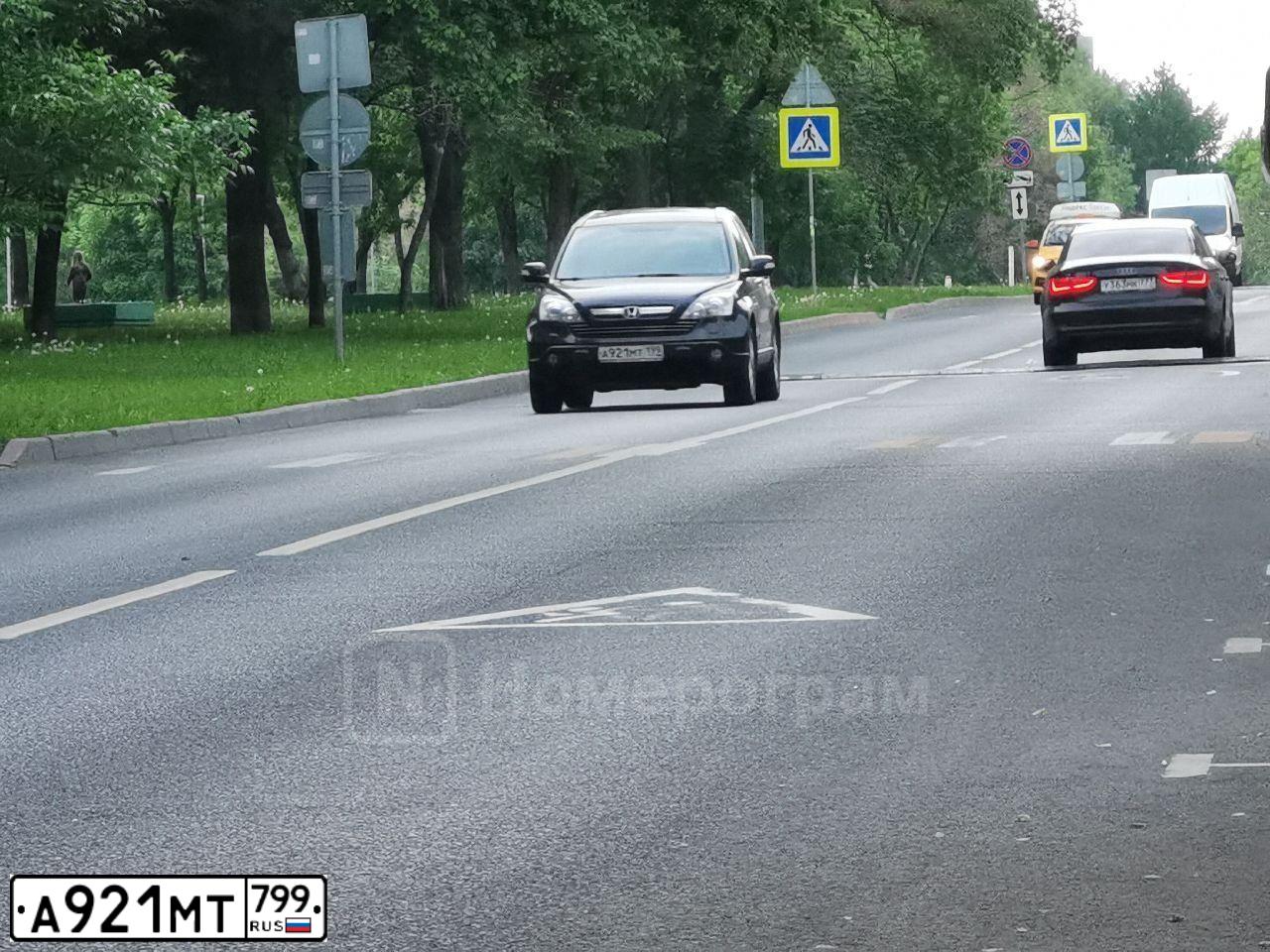 Фото автомобиля KIA SORENTO, 2018 — госномер А921МТ799. Цвет: Коричневый