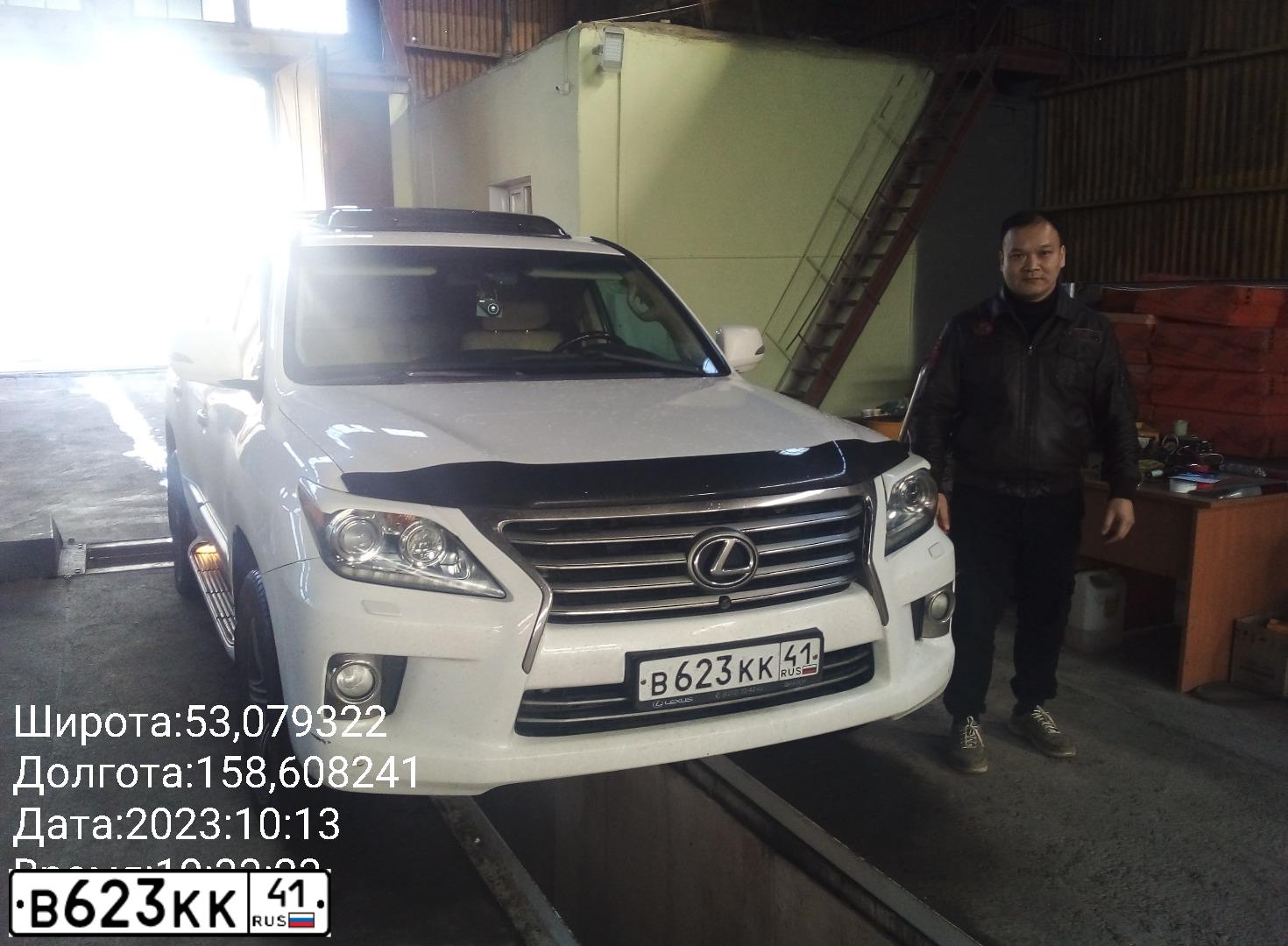 Фото автомобиля LEXUS LX, 2012 — госномер К001ХЕ41. Цвет: ПЕРЛАМУТРОВО-БЕЛЫЙ