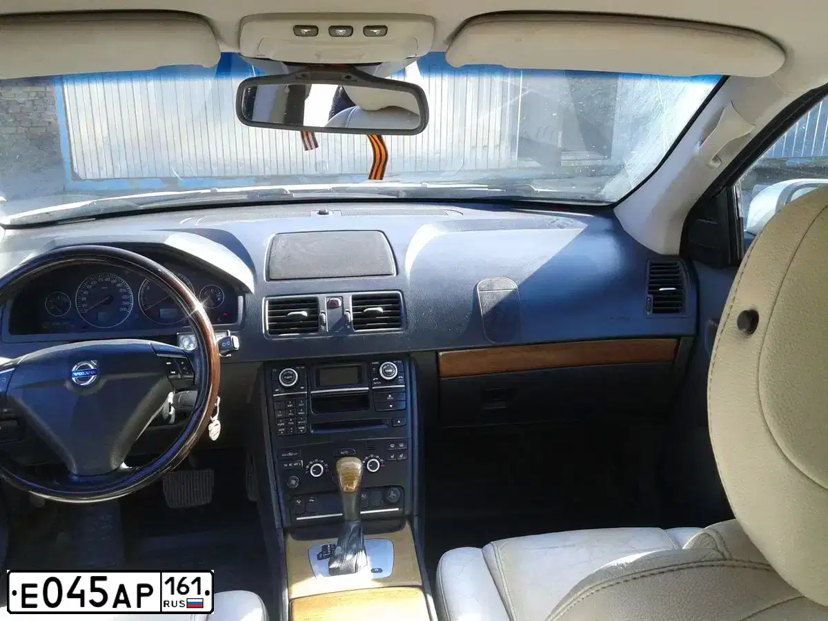 Фото автомобиля VOLVO XC90, 2007 — госномер Е045АР161. Цвет: Серебристый