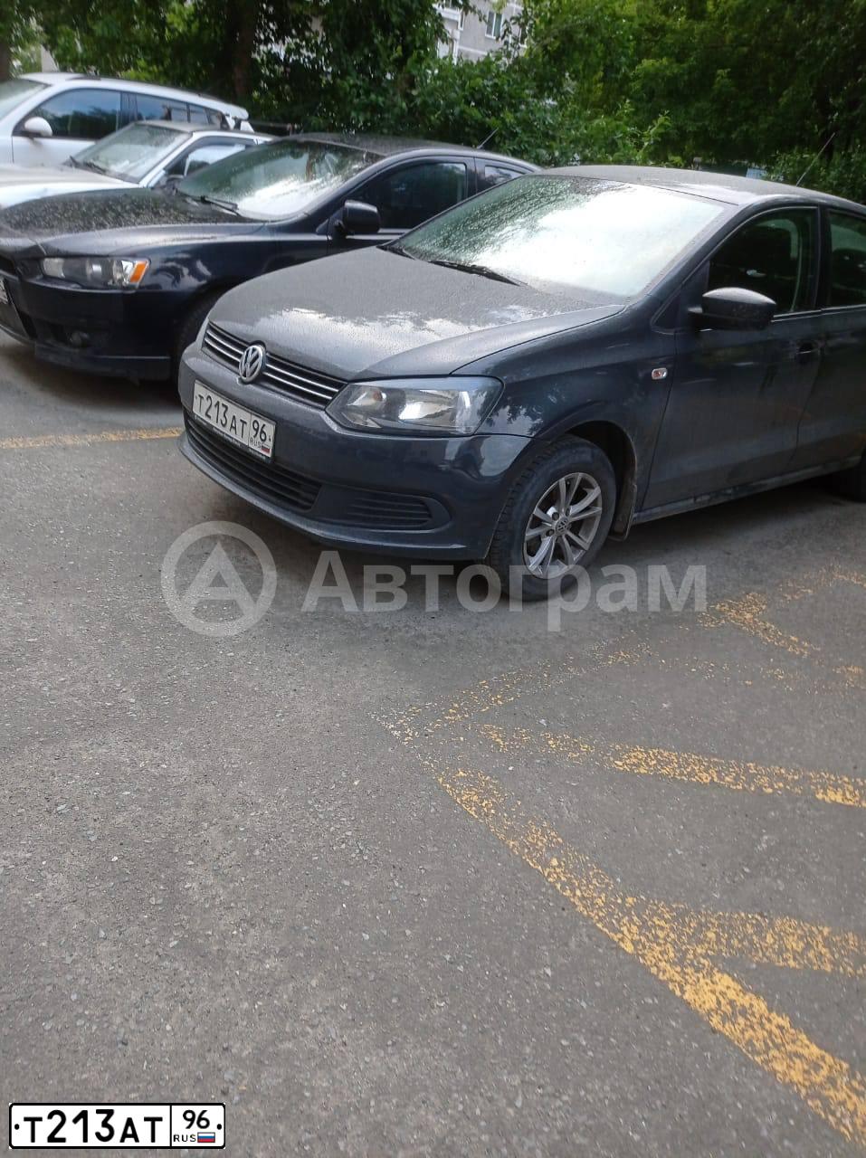 Фото автомобиля VOLKSWAGEN POLO, 2011 — госномер Т213АТ96. Цвет: Серый
