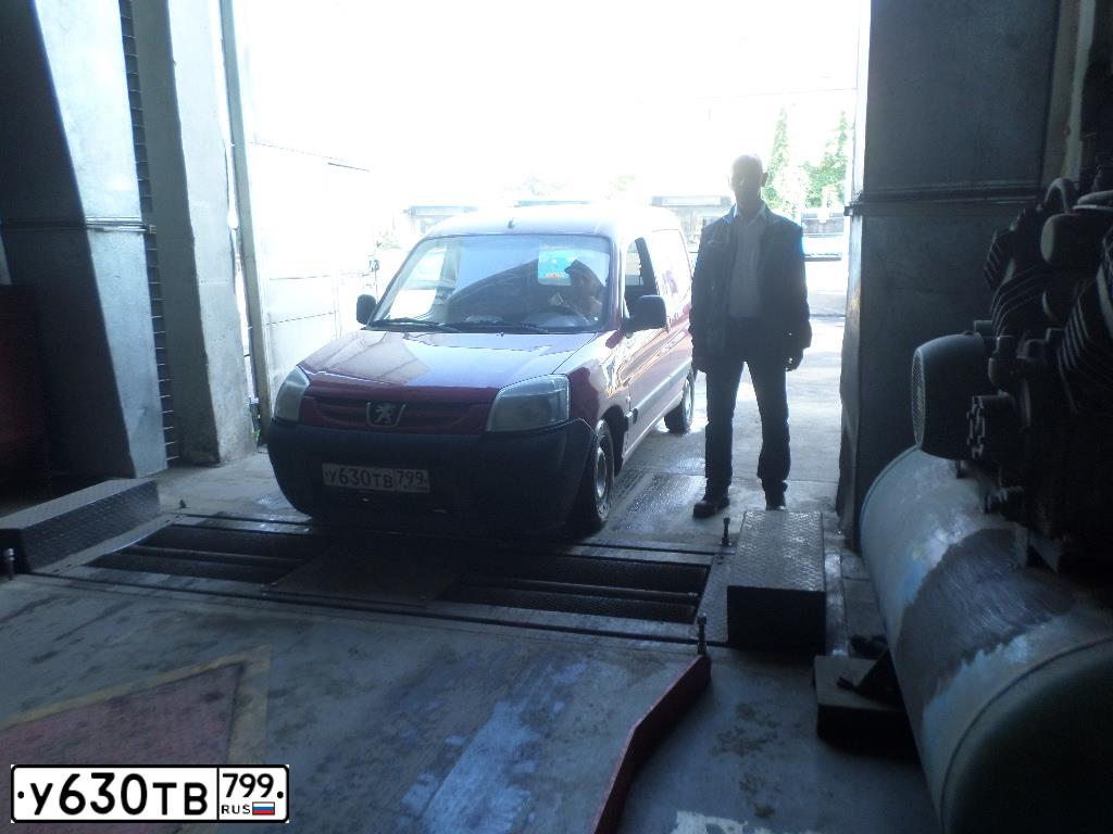 Фото автомобиля PEUGEOT PARTNER, 2010 — госномер У630ТВ799. Цвет: Красный