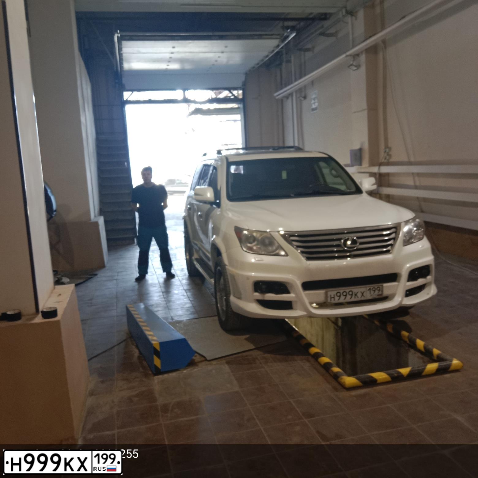 Фото автомобиля LEXUS LX, 2008 — госномер Е600ХР26. Цвет: ЧЕРНЫЙ