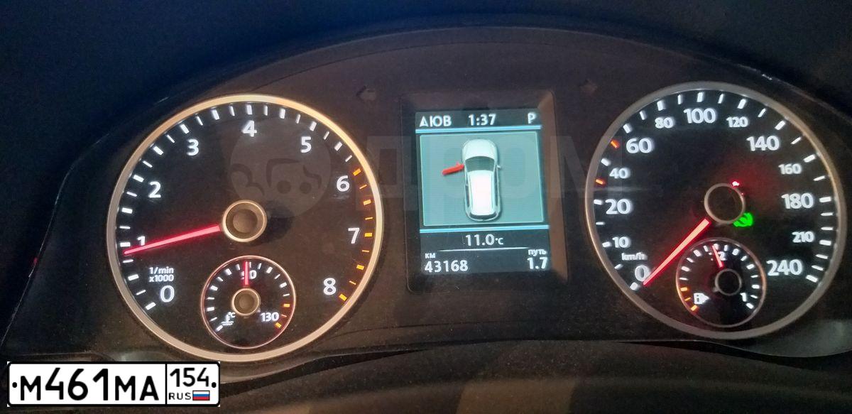 Фото автомобиля VOLKSWAGEN TIGUAN, 2013 — госномер В082ХА122. Цвет: Белый