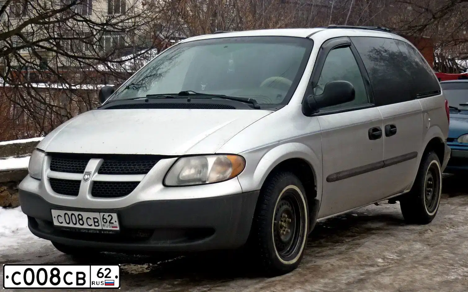 Фото автомобиля DODGE /GRAND/ CARAVAN, 2002 — госномер С008СВ62. Цвет: СЕРЕБРИСТЫЙ