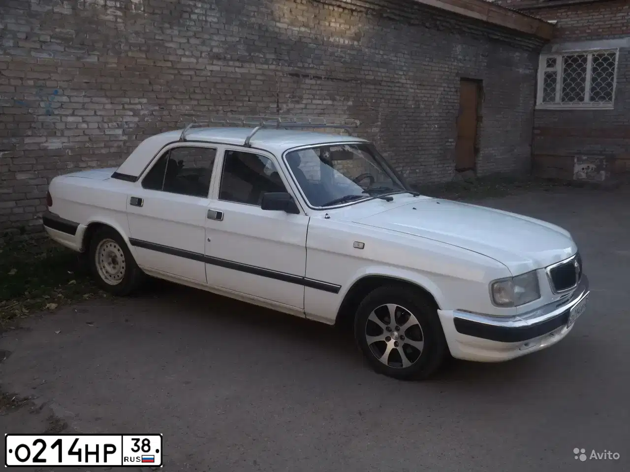Фото автомобиля GAZ 3110 WOLGA, 2001 — госномер О214НР38. Цвет: Белый