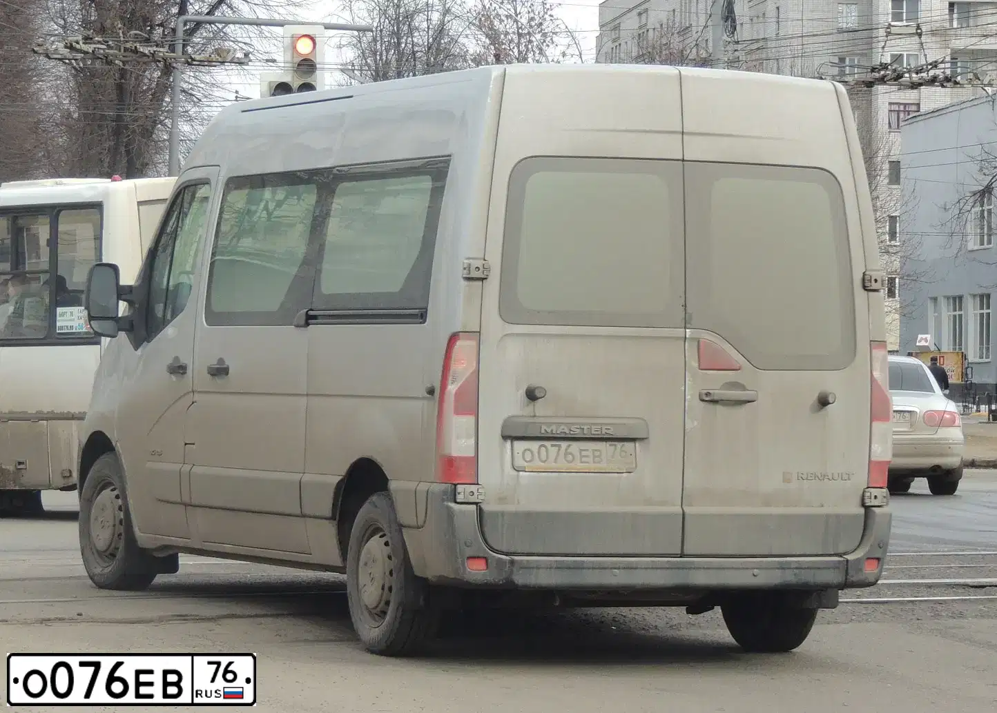 Фото автомобиля RENAULT MASTER, 2013 — госномер О076ЕВ76. Цвет: СЕРЫЙ