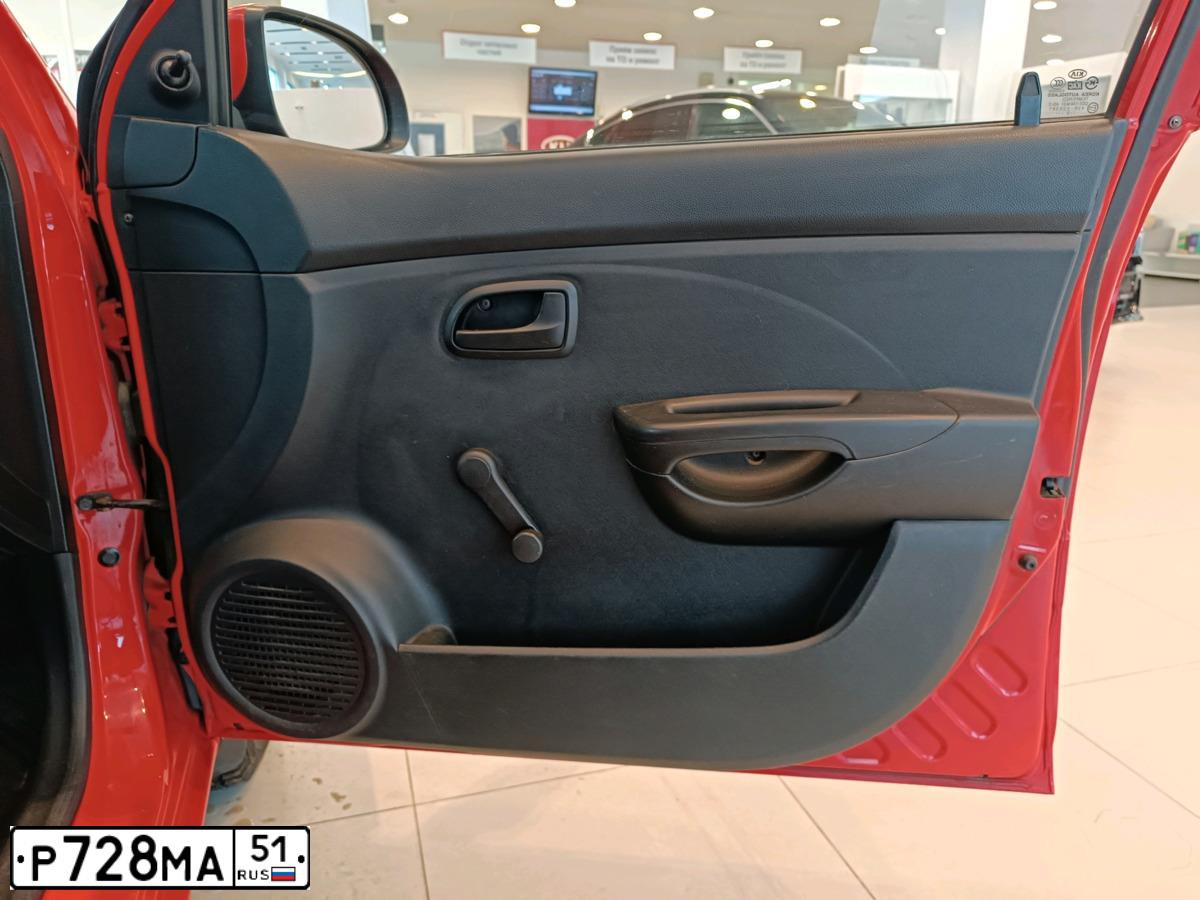 Фото автомобиля KIA PICANTO, 2010 — госномер С815РК198. Цвет: АЛЫЙ
