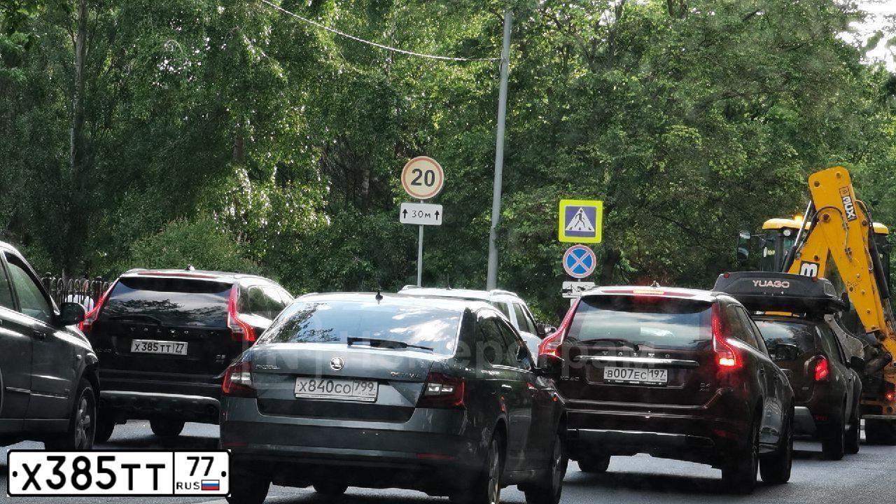 Фото автомобиля VOLVO XC60, 2011 — госномер Х385ТТ77. Цвет: ЧЕРНЫЙ