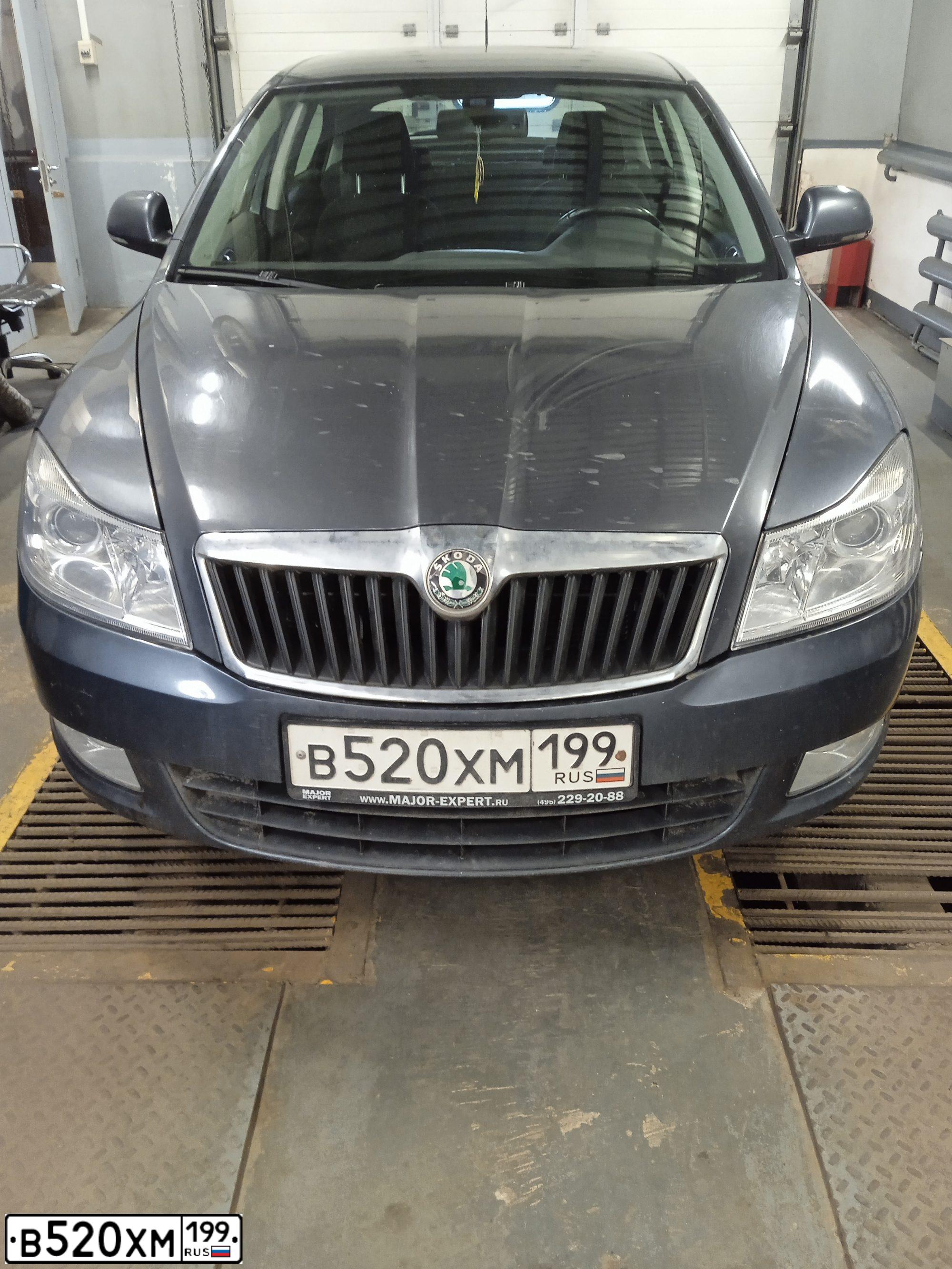 Фото автомобиля SKODA OCTAVIA, 2010 — госномер В520ХМ199. Цвет: темно-серый
