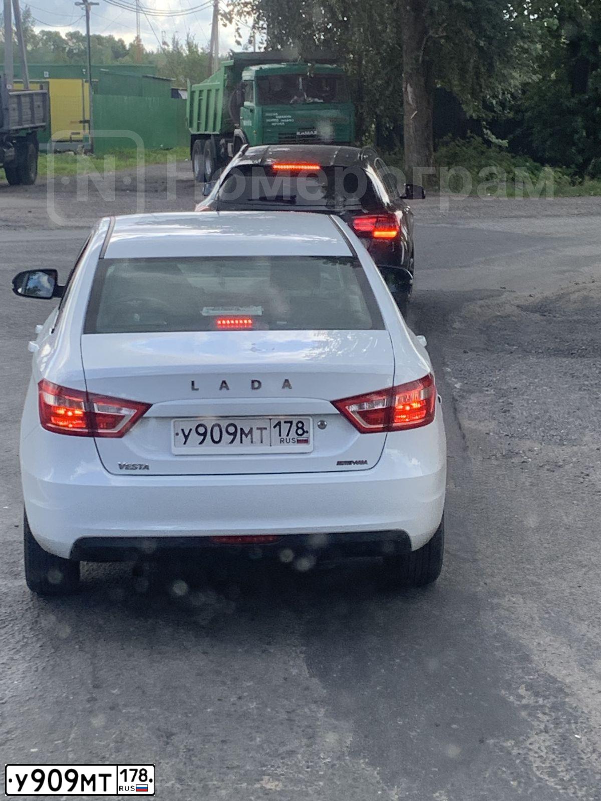 Фото автомобиля LADA VESTA, 2016 — госномер У909МТ178. Цвет: БЕЛЫЙ