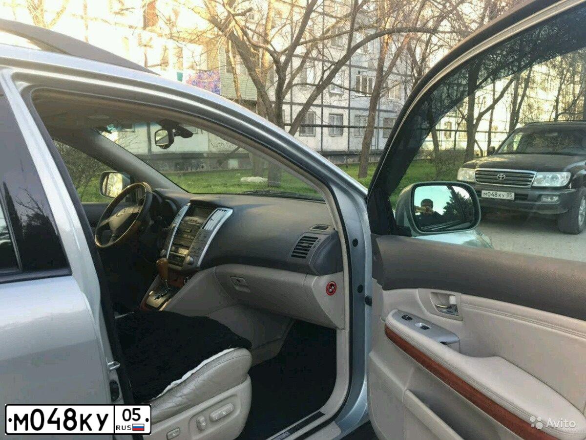 Фото автомобиля TOYOTA LANDCRUISER, 2003 — госномер М048КУ05. Цвет: Красный (вишневый)