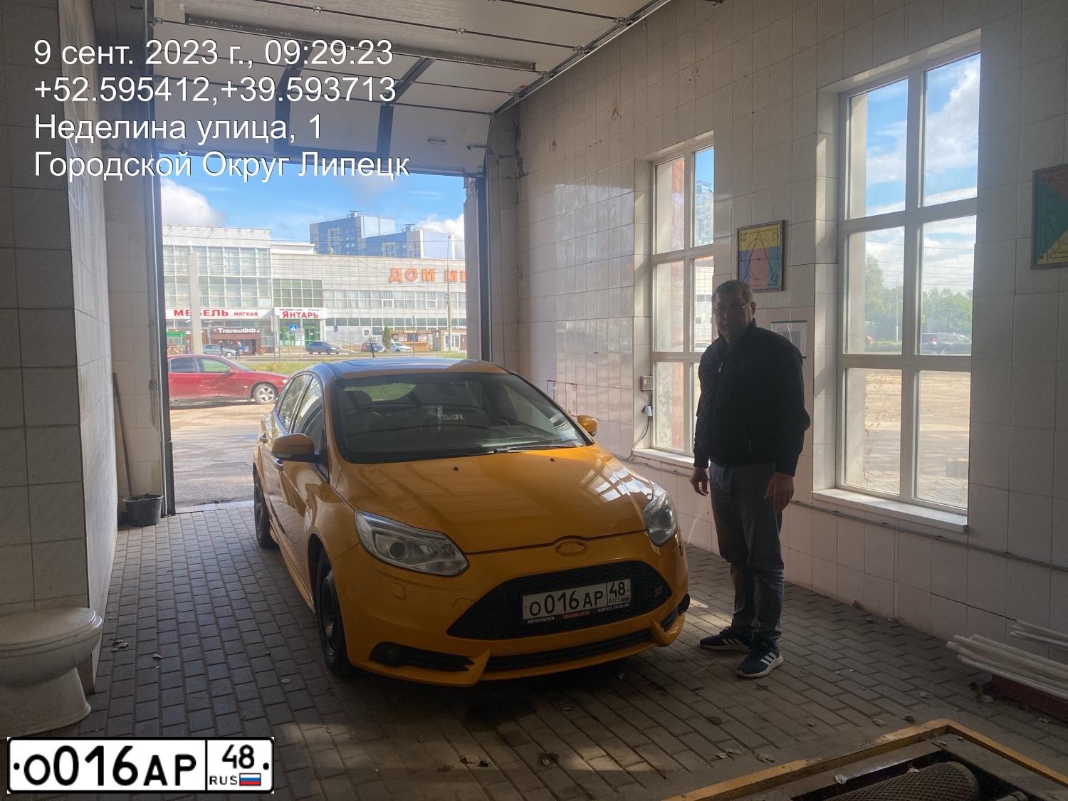 Фото автомобиля FORD FOCUS, 2012 — госномер А033ВА164. Цвет: желто-оранжевый