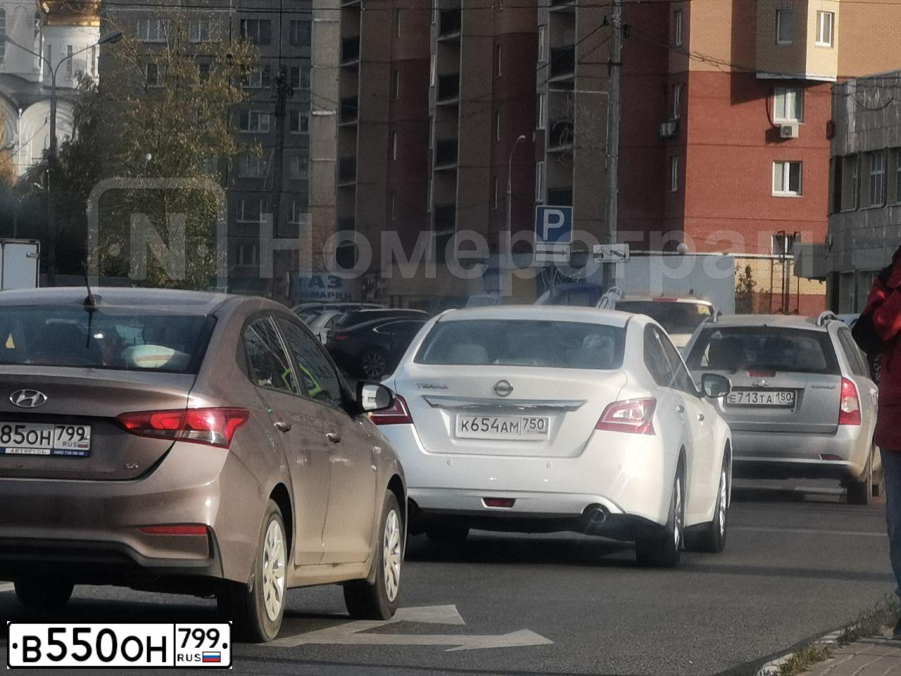 Фото автомобиля MERCEDES-BENZ E200, 2018 — госномер Н328ХР159. Цвет: Темно-зеленый