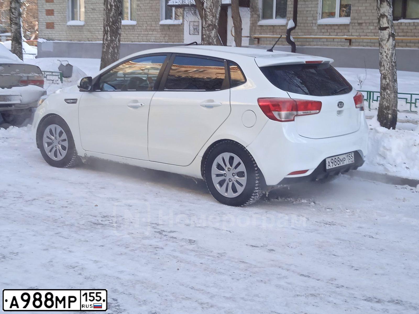 Фото автомобиля KIA RIO, 2015 — госномер А988МР155. Цвет: Белый