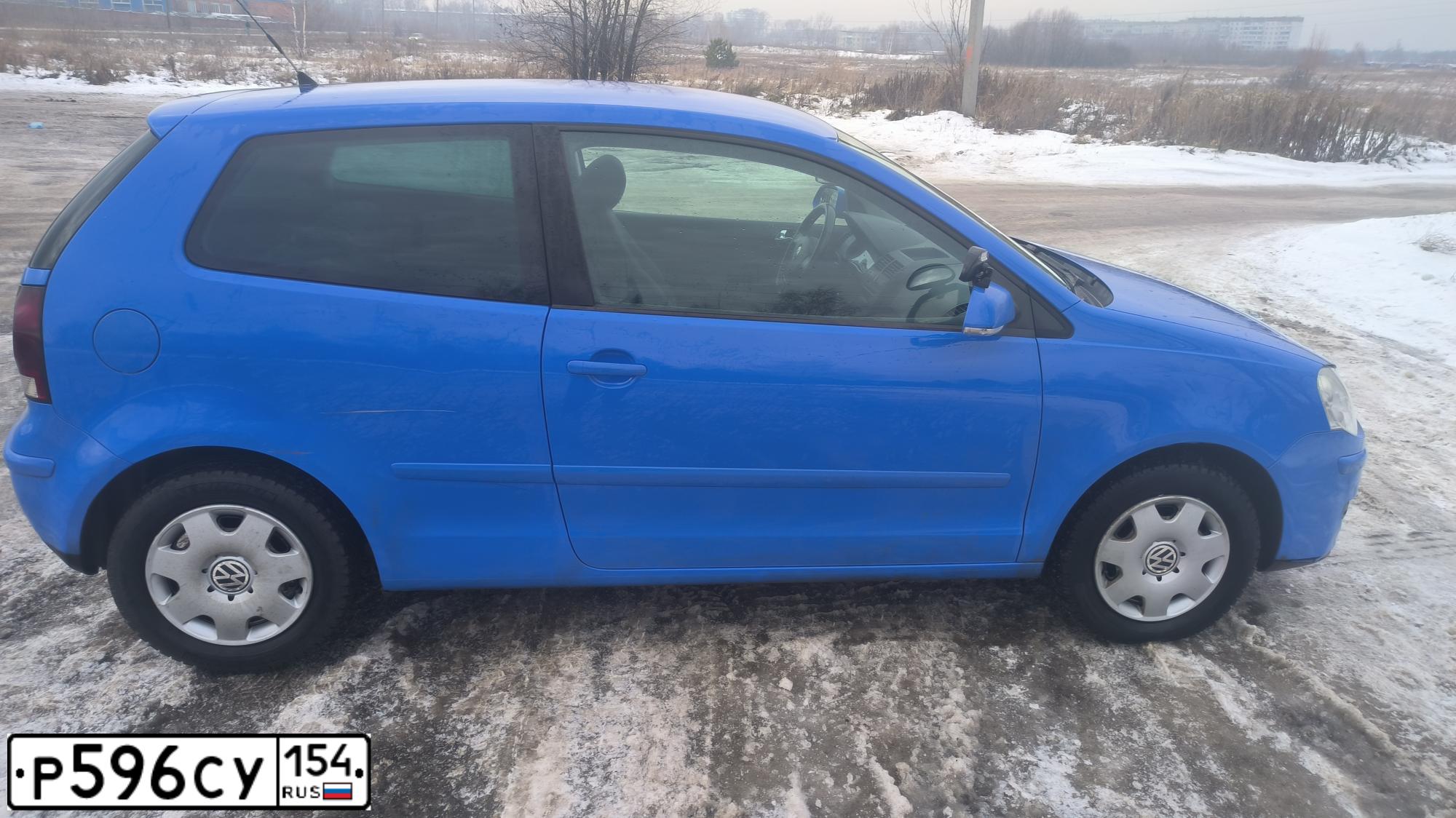 Фото автомобиля VOLKSWAGEN POLO, 2009 — госномер Р596СУ154. Цвет: СИНИЙ