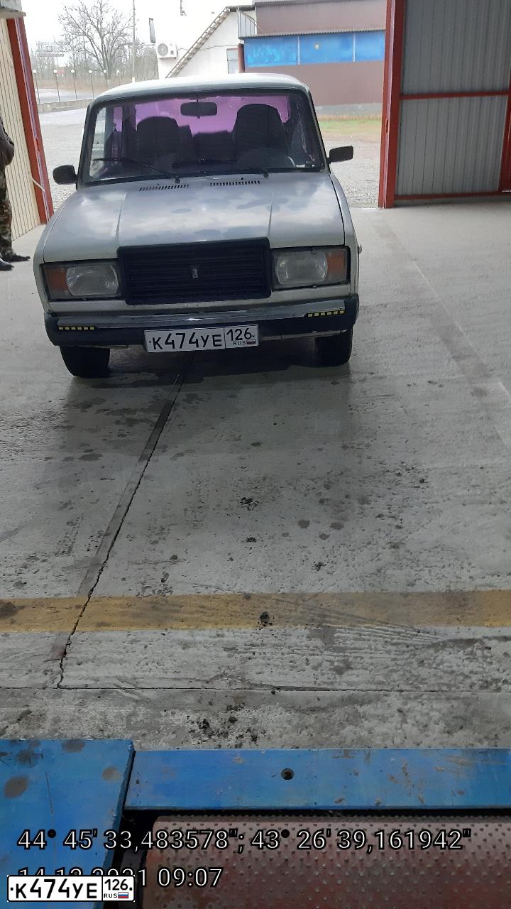 Фото автомобиля LADA 2107, 1998 — госномер Н711ТМ26. Цвет: ЯРКО-БЕЛЫЙ