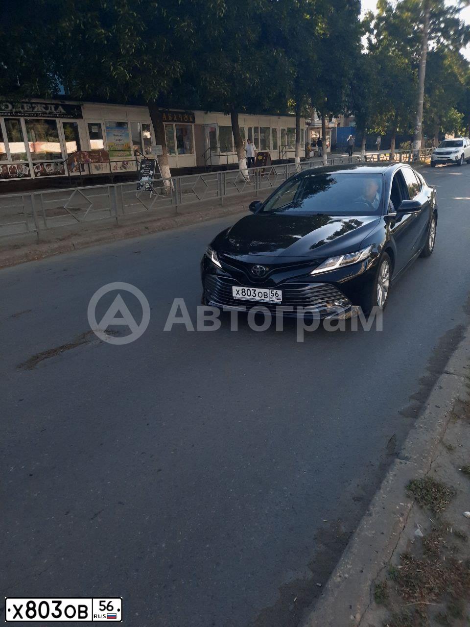 Фото автомобиля TOYOTA CAMRY, 2018 — госномер Х803ОВ56. Цвет: ЧЕРНЫЙ МЕТАЛЛИК