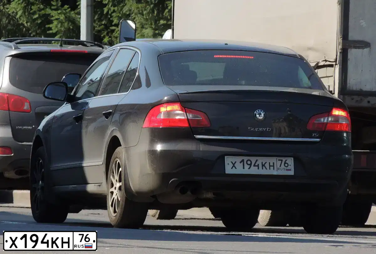 Фото автомобиля SKODA SUPERB, 2012 — госномер А461АР76. Цвет: ЧЕРНЫЙ