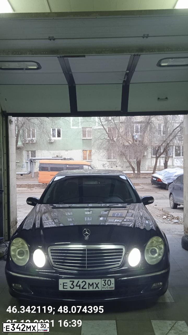 Фото автомобиля MERCEDES E-KLASSE, 2003 — госномер Е342МХ30. Цвет: ТЕМНО СИНИЙ