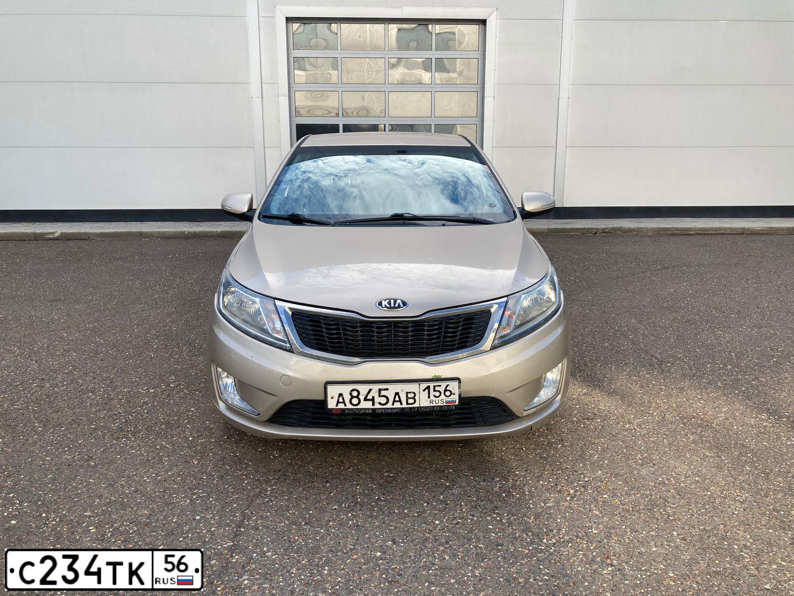 Фото автомобиля KIA RIO, 2013 — госномер Е148РЕ156. Цвет: БЕЖЕВЫЙ