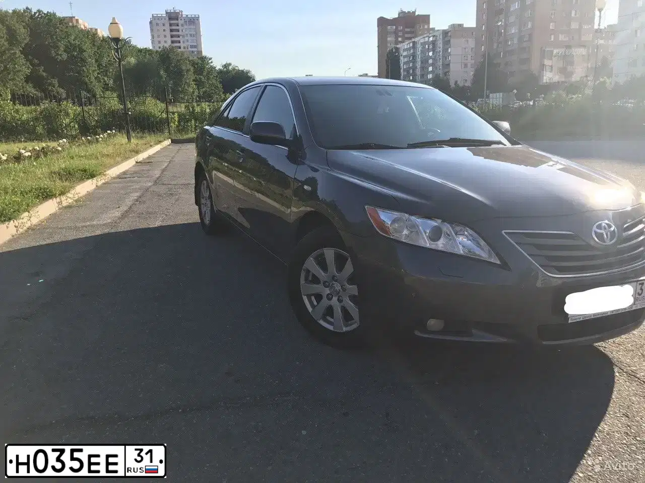 Фото автомобиля NISSAN TIIDA, 2012 — госномер Н980ЕО136. Цвет: Красный