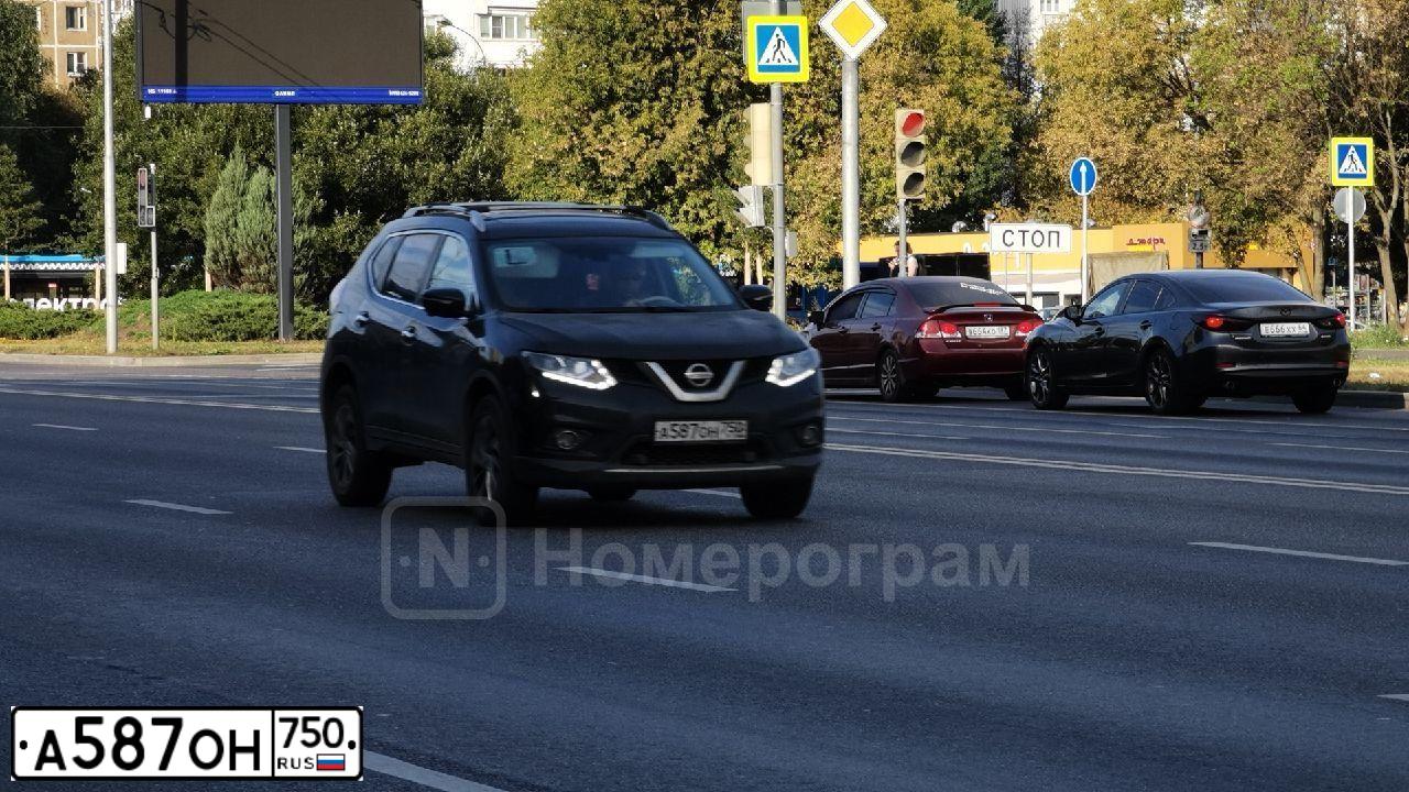 Фото автомобиля NISSAN X-TRAIL, 2017 — госномер А587ОН750. Цвет: ЧЕРНЫЙ