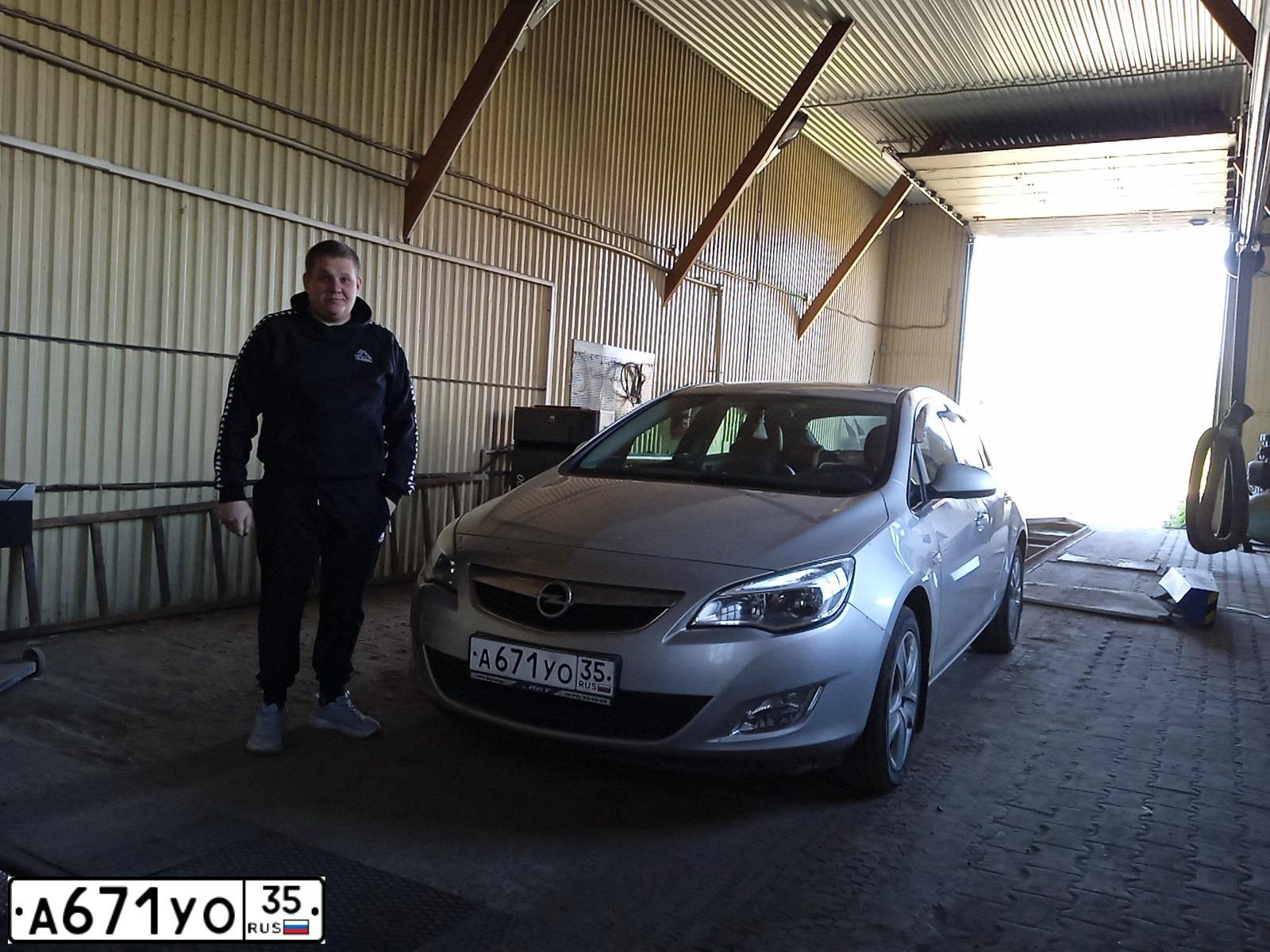 Фото автомобиля OPEL ASTRA, 2011 — госномер М742ТТ35. Цвет: СЕРЕБРИСТЫЙ МЕТАЛЛИК