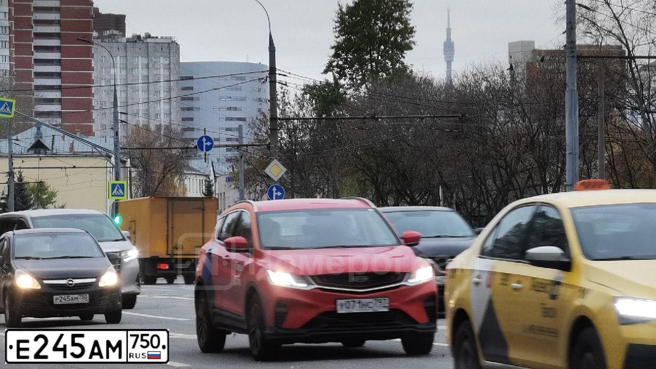 Фото автомобиля KIA SELTOS, 2020 — госномер Е245АМ750. Цвет: Белый