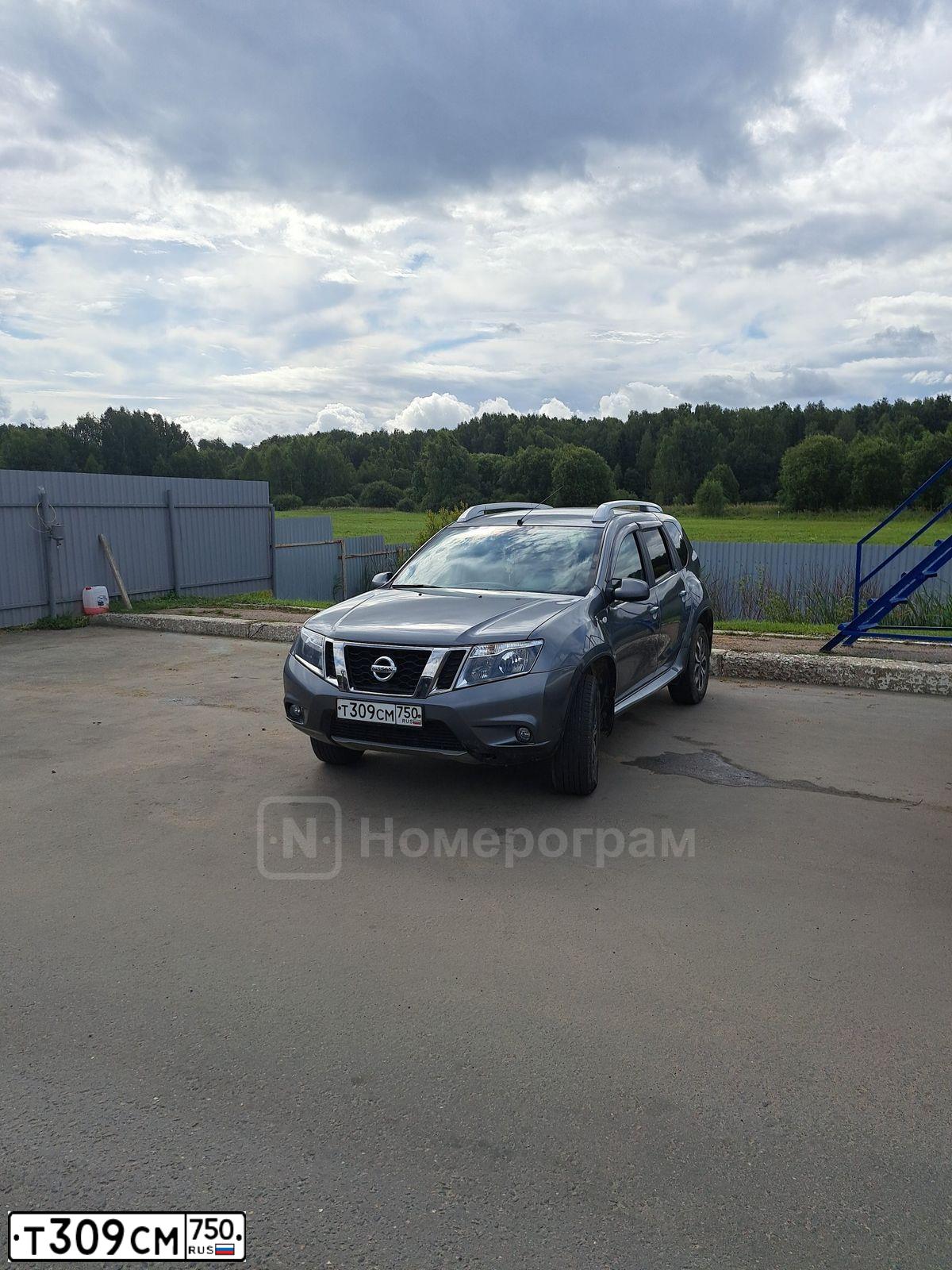 Фото автомобиля NISSAN TERRANO, 2018 — госномер Т309СМ750. Цвет: Серый