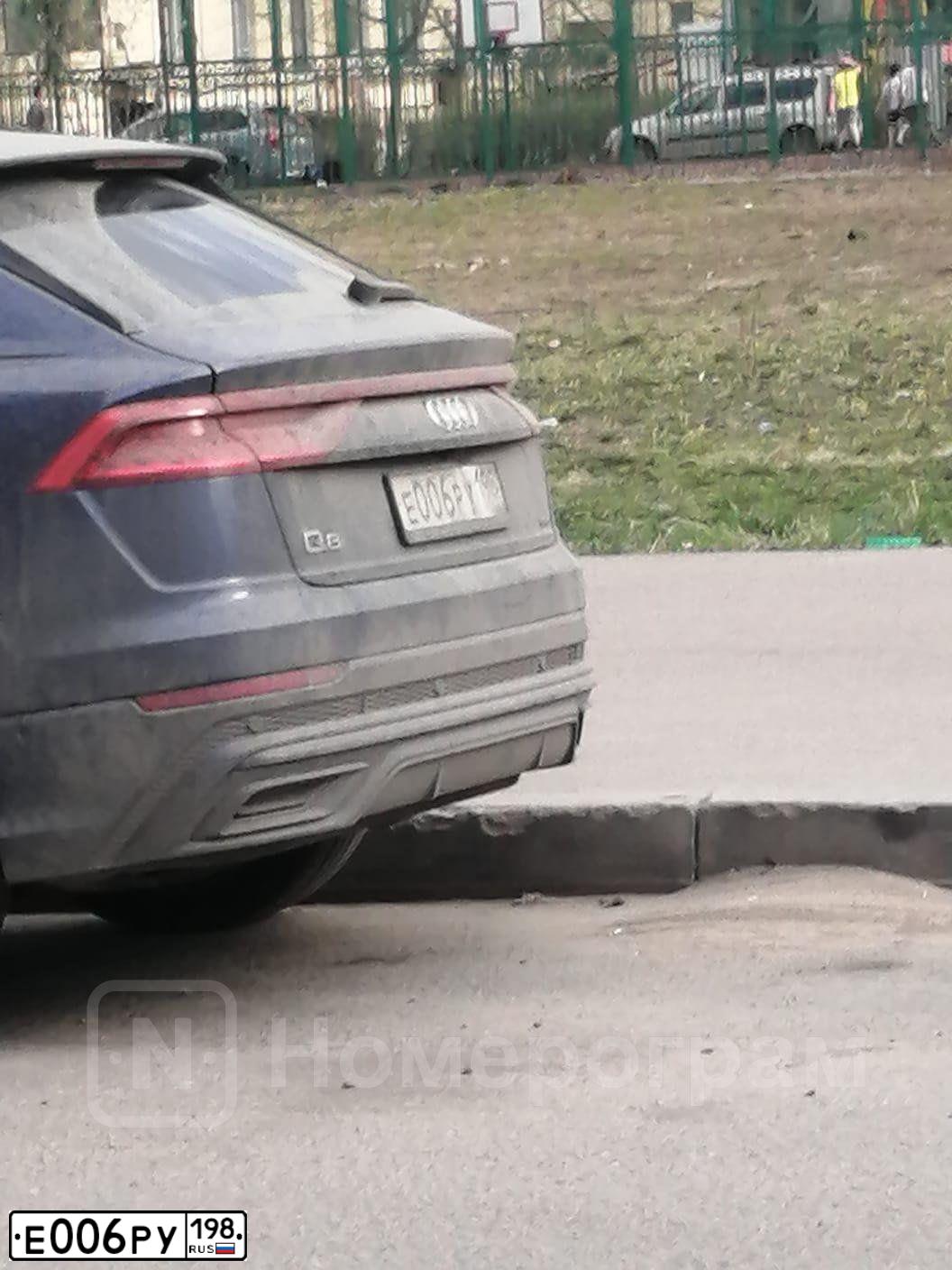 Фото автомобиля AUDI Q8, 2019 — госномер Е006РУ198. Цвет: синий