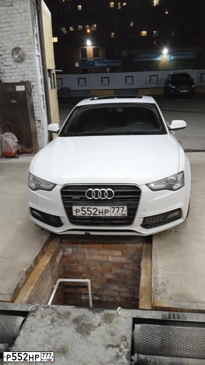 Фото автомобиля AUDI A5, 2015 — госномер К235ЕК138. Цвет: Белый