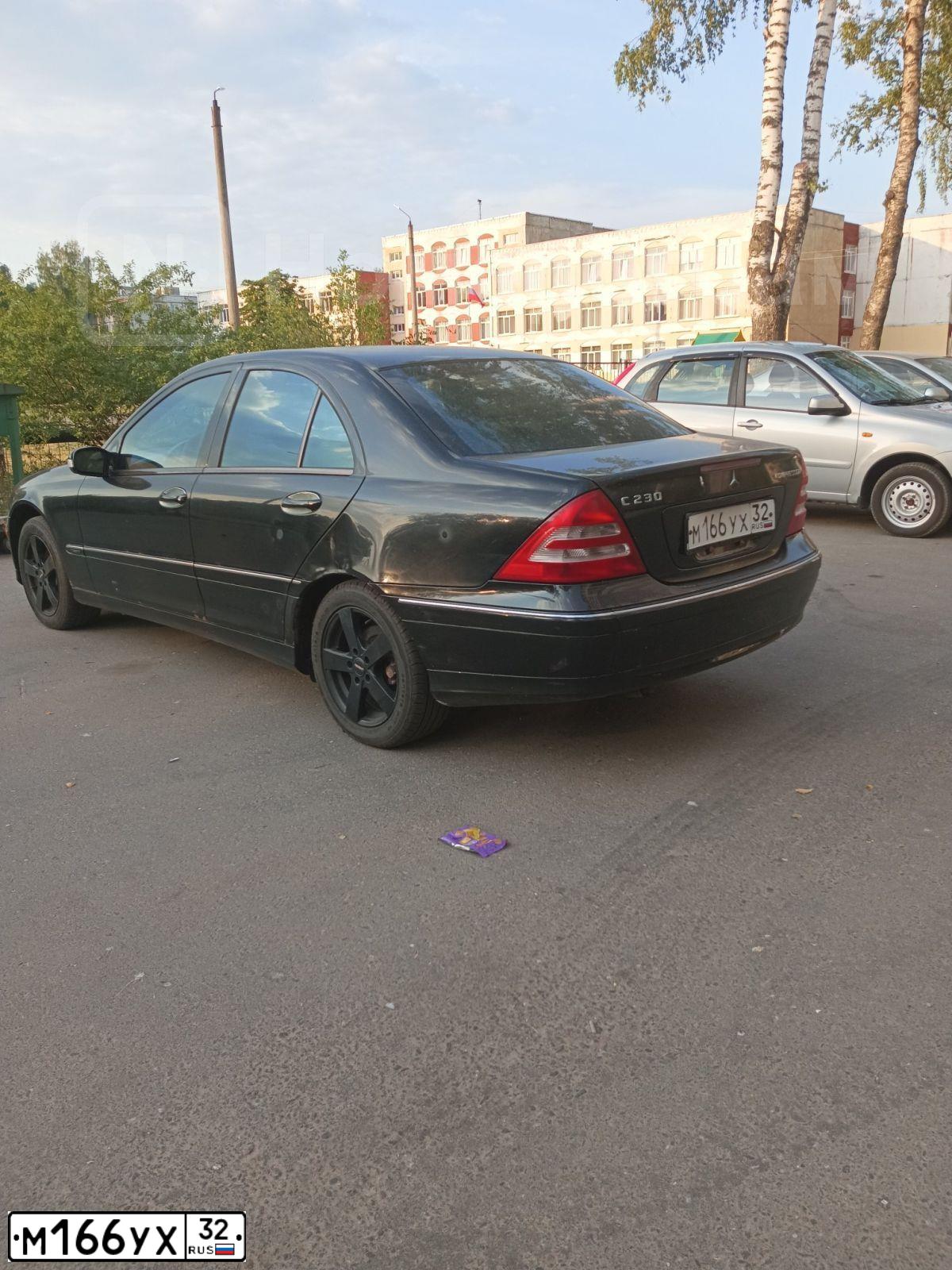 Фото автомобиля MERCEDES C-KLASSE, 2003 — госномер М686ТС32. Цвет: ЧЕРНЫЙ