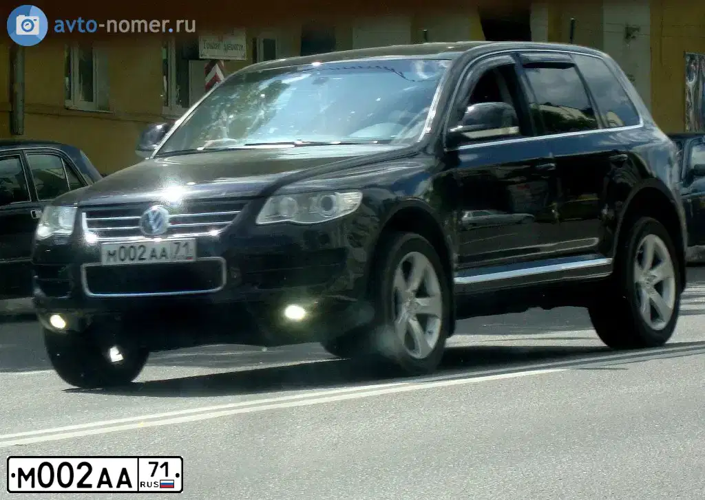 Фото автомобиля VOLKSWAGEN TOUAREG, 2008 — госномер М002АА71. Цвет: ЧЕРНЫЙ