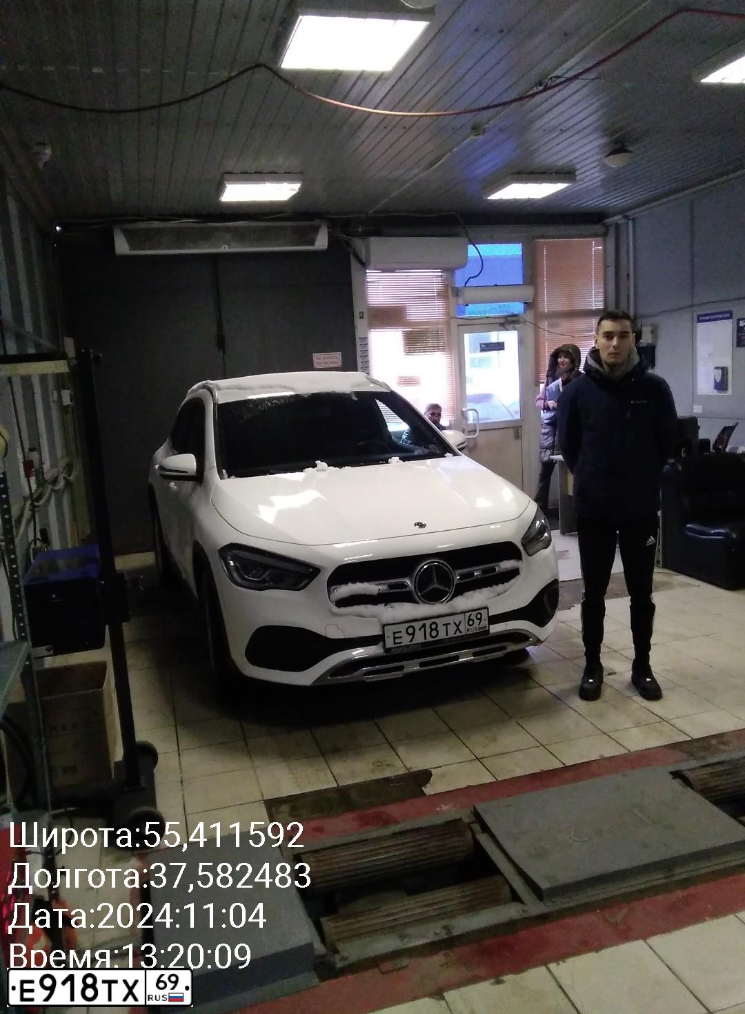 Фото автомобиля MERCEDES GLA-KLASSE, 2020 — госномер Х425УК790. Цвет: Белый