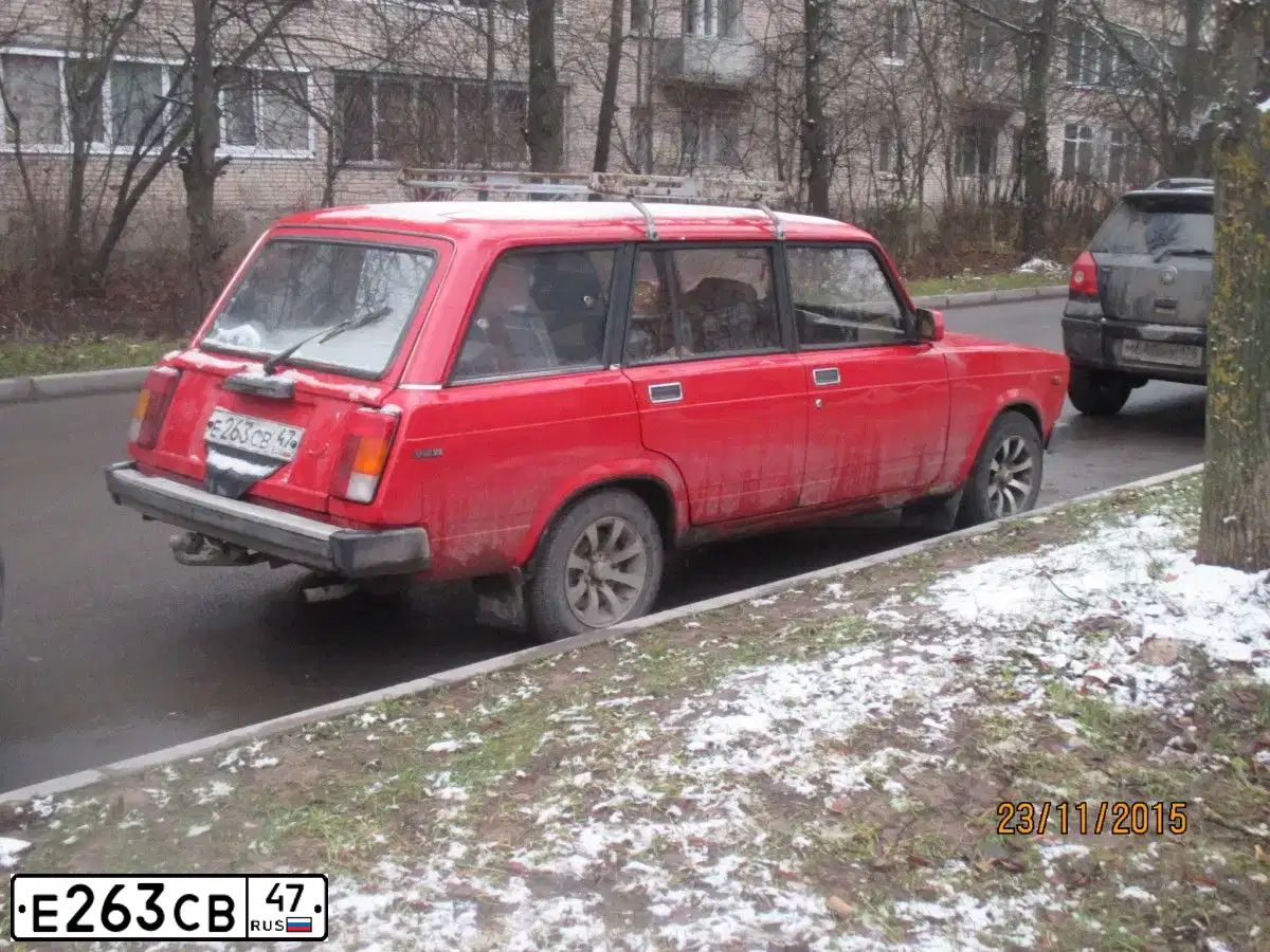 Фото автомобиля ВАЗ 2104, 1989 — госномер Е263СВ47. Цвет: Красный