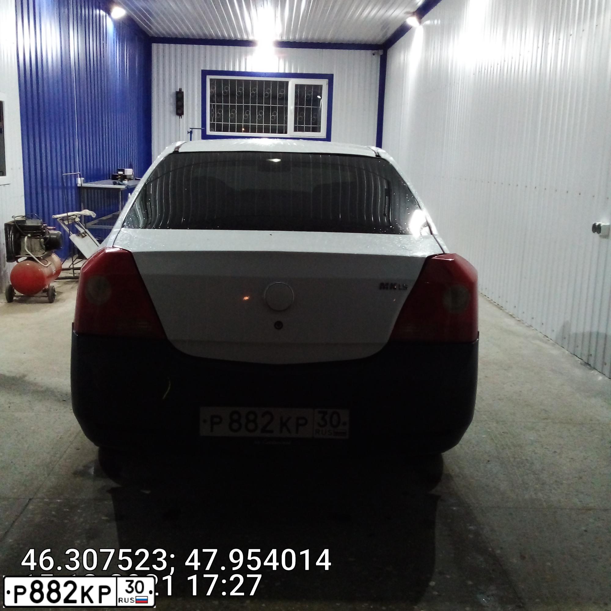 Фото автомобиля GEELY MK, 2011 — госномер Р882КР30. Цвет: БЕЛЫЙ