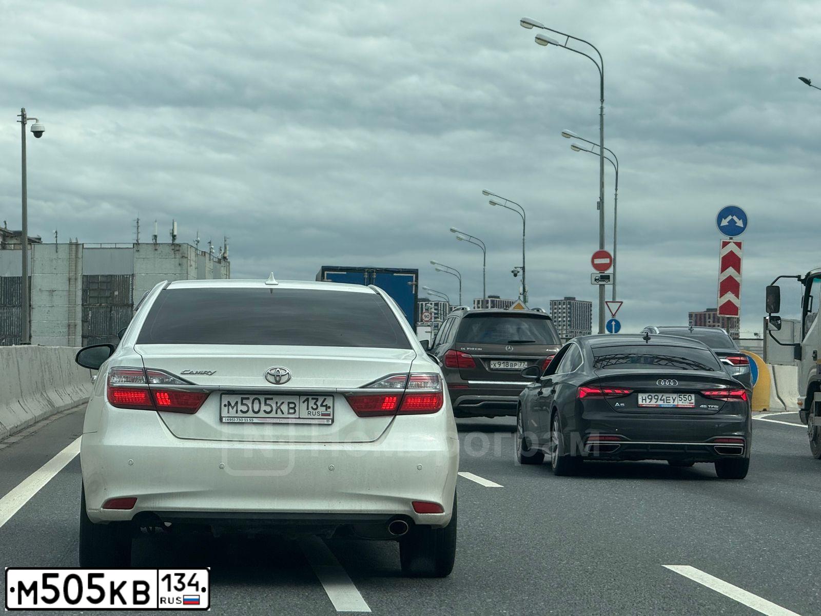 Фото автомобиля TOYOTA CAMRY, 2017 — госномер М505КВ134. Цвет: БЕЛЫЙ ПЕРЛАМУТР