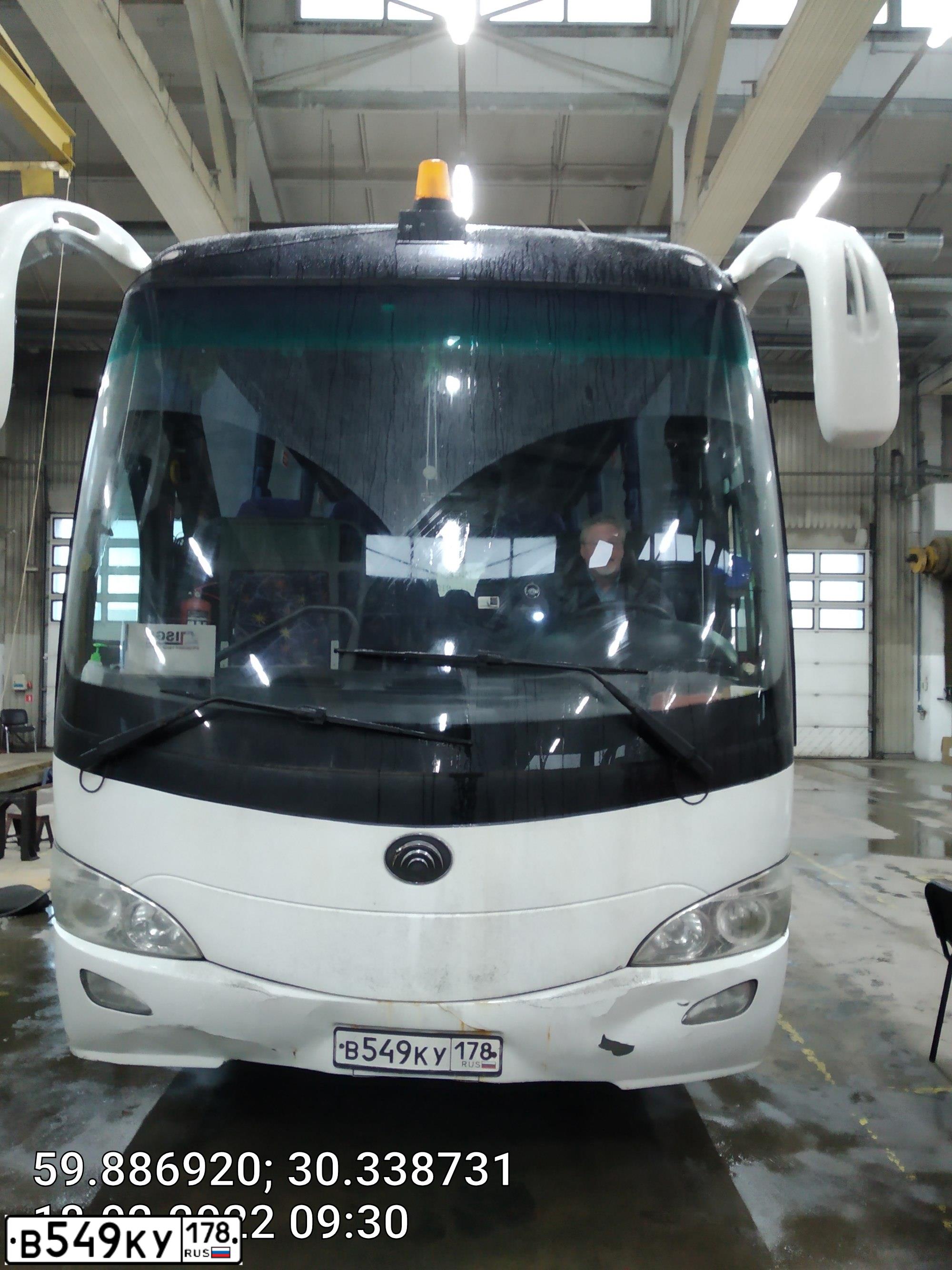 Фото автомобиля YUTONG 6129, 2012 — госномер С035КА550. Цвет: Белый