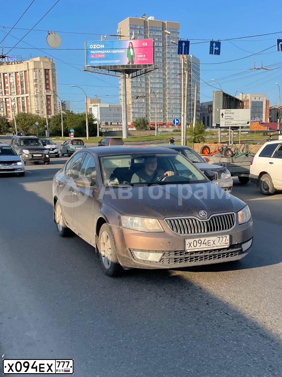 Фото автомобиля SKODA OCTAVIA, 2014 — госномер Х094ЕХ777. Цвет: Коричневый