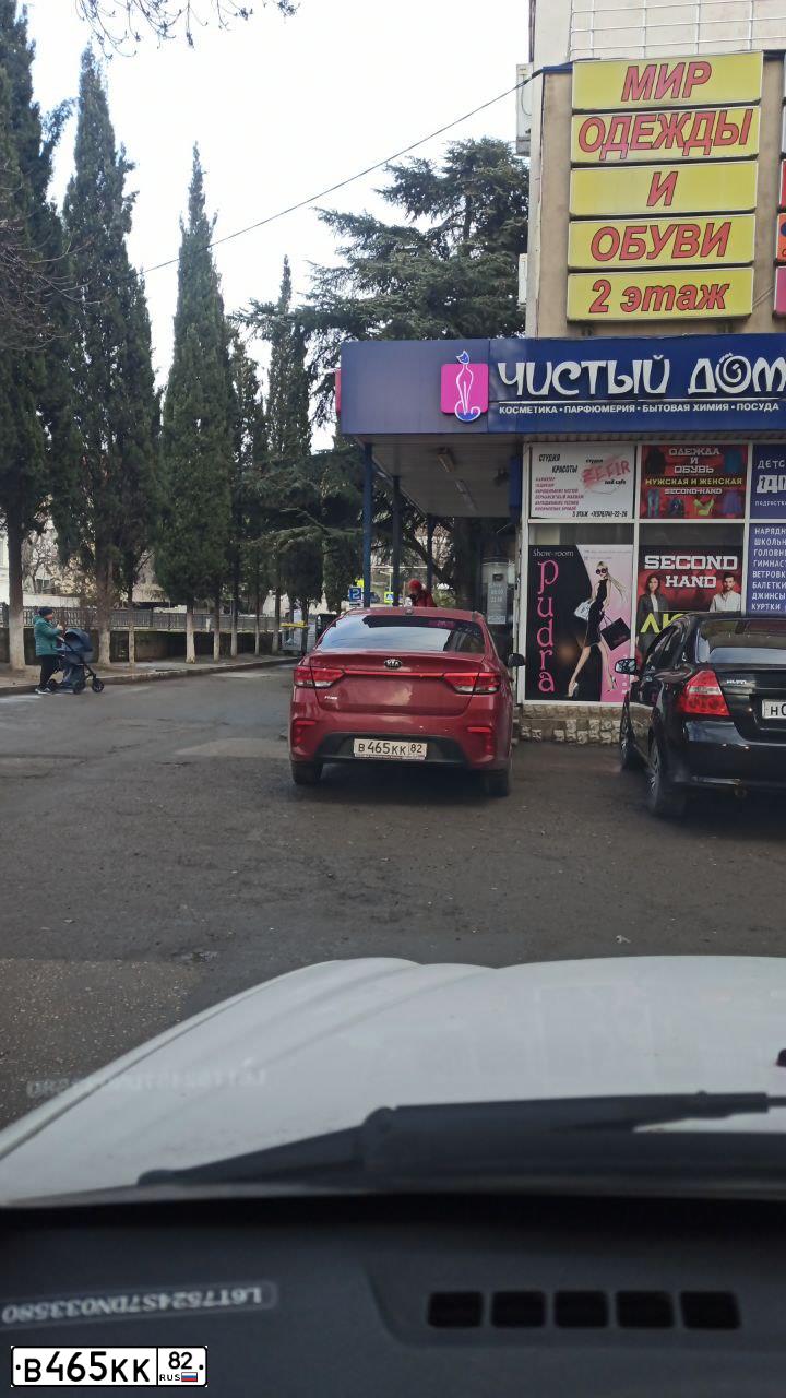 Фото автомобиля KIA RIO, 2019 — госномер В465КК82. Цвет: Красный